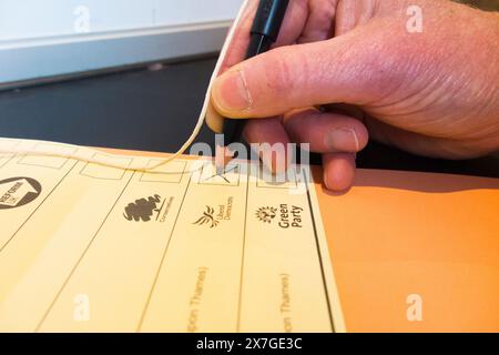 Stimmzettel und Bleistift als Wähler entscheidet, eine Stimme abzugeben und ein Kreuz zu machen / Stimme für einen politischen Kandidaten in einer Wahl, Großbritannien (139) Stockfoto