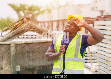 Müde Stress harte Arbeiter fühlen sich schlecht Schwitzen von heißem Wetter am sonnigen Tag draußen, Schwarzafrikaner globale Erwärmung Auswirkungen. Stockfoto