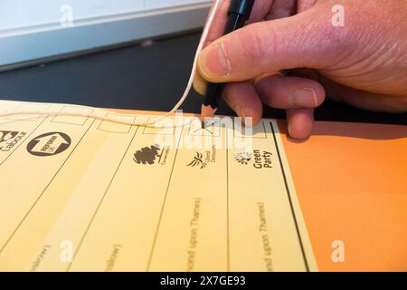 Stimmzettel und Bleistift als Wähler entscheidet, eine Stimme abzugeben und ein Kreuz zu machen / Stimme für einen politischen Kandidaten in einer Wahl, Großbritannien (139) Stockfoto