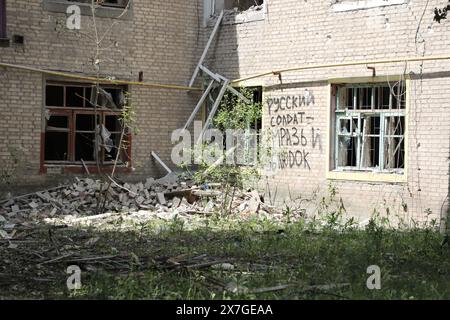 CHASIV JAR, UKRAINE - 18. MAI 2024 - Ein Gebäude wird durch russische Bombardierung zerstört, Chasiv Jar, Donezk, Ostukraine. Stockfoto