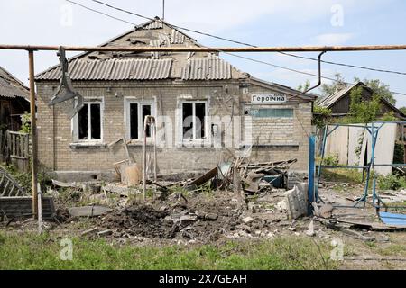 CHASIV JAR, UKRAINE - 18. MAI 2024 - Ein Haus wurde durch russische Bombardierung beschädigt, Chasiv Jar, Donezk, Ostukraine. Stockfoto