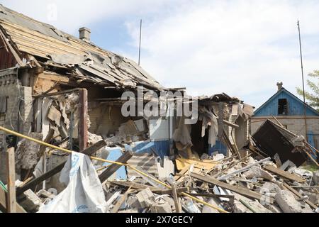 CHASIV JAR, UKRAINE - 18. MAI 2024 - Ein Haus wurde durch russische Bombardierung beschädigt, Chasiv Jar, Donezk, Ostukraine. Stockfoto