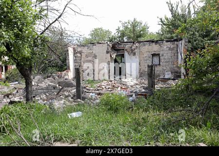 CHASIV JAR, UKRAINE - 18. MAI 2024 - Ein Haus wurde durch russische Bombardierung beschädigt, Chasiv Jar, Donezk, Ostukraine. Stockfoto