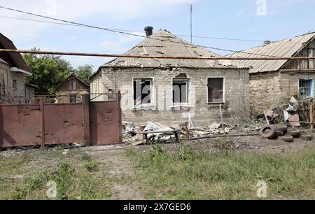 CHASIV JAR, UKRAINE - 18. MAI 2024 - Ein Haus wurde durch russische Bombardierung beschädigt, Chasiv Jar, Donezk, Ostukraine. Stockfoto