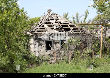 CHASIV JAR, UKRAINE - 18. MAI 2024 - Ein Haus wurde durch russische Bombardierung beschädigt, Chasiv Jar, Donezk, Ostukraine. Stockfoto