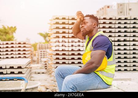 Müde Stress harte Arbeiter fühlen sich schlecht Schwitzen von heißem Wetter am sonnigen Tag draußen, Schwarzafrikaner globale Erwärmung Auswirkungen. Stockfoto