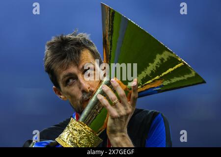 Mailand, Italien. Mai 2024. Francesco Acerbi vom FC Internazionale posiert mit der Trophäe, als der FC Internazionale seinen 20. Meistertitel nach dem Fußballspiel der Serie A 2023/24 zwischen dem FC Internazionale und der SS Lazio im Giuseppe Meazza Stadium feiert. Quelle: SOPA Images Limited/Alamy Live News Stockfoto