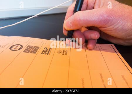 Stimmzettel und Bleistift als Wähler entscheidet, eine Stimme abzugeben und ein Kreuz zu machen / Stimme für einen politischen Kandidaten in einer Wahl, Großbritannien (139) Stockfoto