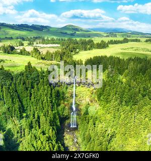 Luftaufnahme eines abgelegenen Wasserfalls Grená in Furnas, umgeben von einem dichten Wald auf den Azoren, Portugal Stockfoto