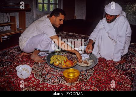 Mudayrib, Oman, Arabische Halbinsel, Naher Osten - omanische Männer beim Mittagessen am Eid al-Adha (fest des Opfers). Stockfoto