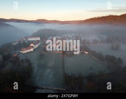 Aus der Vogelperspektive von Cerveny Kamen, Burg aus rotem Stein in den Karpaten in der Slowakei Stockfoto