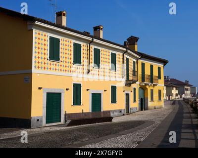 Gaggiano, Mailand, Lombardei, Italien: Außenansicht der historischen Häuser entlang des Naviglio Grande Stockfoto