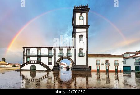 Regenbogen über den Azoren - die Stadt Ribeira Grande auf der Insel São Miguel, Portugal Stockfoto