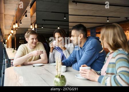 Verschiedene Kollegen aus einem modernen Startup-Team versammeln sich an einem Tisch, um kreatives Brainstorming und Zusammenarbeit zu betreiben. Stockfoto