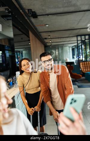 Multikulturelle Kollegen stehen auf Geschäftsreisen in der Hotellobby, verschiedene Geschäftsleute in lässiger Kleidung. Stockfoto