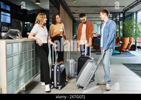 In der Hotellobby stehen verschiedene Geschäftsleute in ungezwungener Kleidung mit Gepäck herum, die sich auf ihre Geschäftsreise freuen. Stockfoto