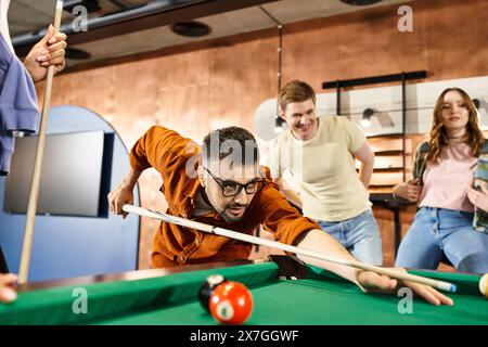 Ein erfolgreiches Startup-Team genießt eine Partie Billard in einem stilvollen Büro, während der Pause Verbundenheit und Strategie entwickelt. Stockfoto