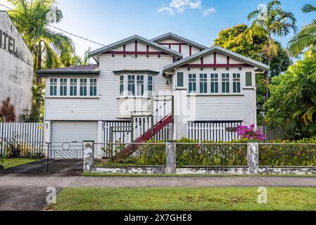 Ein traditionelles „Queenslander“-Haus (Haus), das auf Stelzen aufgestellt ist, damit kühle Luft unter und in das Haus in Cairns, Nth Queensland, Australien zirkulieren kann Stockfoto