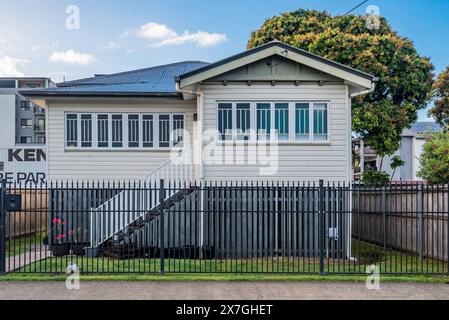 Ein traditionelles „Queenslander“-Haus (Haus), das auf Stelzen aufgestellt ist, damit kühle Luft unter und in das Haus in Cairns, Nth Queensland, Australien zirkulieren kann Stockfoto