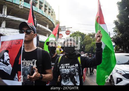 Bandung, Indonesien. Mai 2024. Pro-palästinensische Demonstranten gehen auf einem langen marsch zum 76. Jahrestag der Nakba in Bandung, West-Java, Indonesien, am 19. Mai 2024. Palästinensische Demonstranten, die Mitglieder der Bandung Solidarity for Palestine sind, haben sich ebenfalls dafür ausgesprochen, den Völkermord Israels an Palästinensern in Gaza und Rafah zu stoppen. (Foto: Dimas Rachmatsyah/SIPA USA) Credit: SIPA USA/Alamy Live News Stockfoto