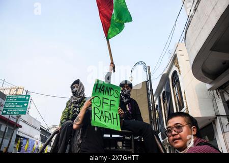 Bandung, Indonesien. Mai 2024. Pro-palästinensische Demonstranten gehen auf einem langen marsch zum 76. Jahrestag der Nakba in Bandung, West-Java, Indonesien, am 19. Mai 2024. Palästinensische Demonstranten, die Mitglieder der Bandung Solidarity for Palestine sind, haben sich ebenfalls dafür ausgesprochen, den Völkermord Israels an Palästinensern in Gaza und Rafah zu stoppen. (Foto: Dimas Rachmatsyah/SIPA USA) Credit: SIPA USA/Alamy Live News Stockfoto