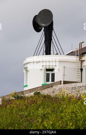 Der Lizard Point Leuchtturm Nebelhorn mit grauem Himmel, Cornwall, West Country, England Stockfoto