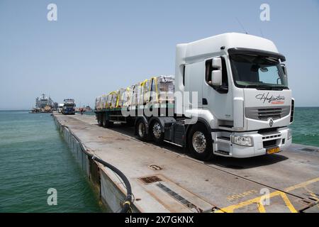 Lkw, die mit humanitärer Hilfe aus den Vereinigten Arabischen Emiraten (VAE) und der United States Agency for International Development (USAID) beladen sind, überqueren den Trident Pier, bevor sie am Freitag, den 17. Mai 2024, in den Strand in Gaza einfahren. Der vorübergehende Pier, der Teil der gemeinsamen Logistik-Over-the-Shore-Kapazität ist, wird die Lieferung internationaler humanitärer Hilfe im Gazastreifen auf See ermöglichen, um sie an bedürftige palästinensische Bevölkerungsgruppen zu verteilen. Foto über U.S. Army/UPI Credit: UPI/Alamy Live News Stockfoto