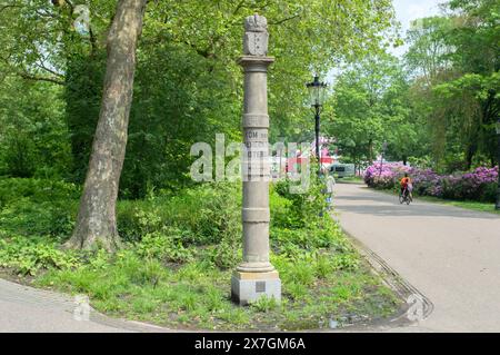 Statue Limietpalen Oosterpark Park In Amsterdam Niederlande 16-5-2024 Stockfoto