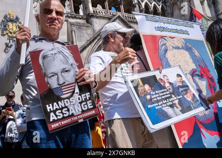 London, UK, 20. Mai 2024. Unterstützer halten Schilder vor den königlichen Justizgerichten auf, um Julian Assange zu unterstützen. Quelle: James Willoughby/Alamy Live News Stockfoto