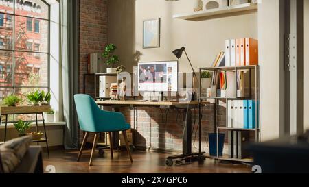Desktop-PC mit Videofreigabe im Browser geöffnet. Afroamerikanischer Influencer Spricht Über Lifestyle. Promi-Blogger, Der Spaß Hat. Schnittstelle zu verwandten Streams, Likes, Kommentaren Stockfoto