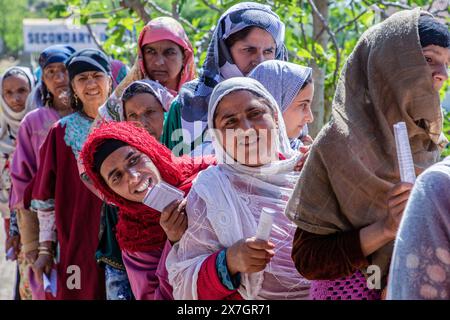 Kupwara, Indien. Mai 2024. Kaschmirs Wähler warten in einer Warteschlange, um ihre Stimmzettel vor einem Wahlhaus abzugeben, während der fünften Phase der indischen Parlamentswahlen in Handwara im nordkaschmirschen Bezirk Kupwara im Wahlkreis Baramulla. Die Parlamentswahlen 2024 in Lok Sabha (Unterhaus des Parlaments) sind die ersten großen Wahlen in Jammu und Kaschmir, seit Neu-Delhi Artikel 370, den besonderen halbautonomen Status der Region, widerrief und 2019 die direkte Kontrolle über die Region übernahm. Quelle: SOPA Images Limited/Alamy Live News Stockfoto