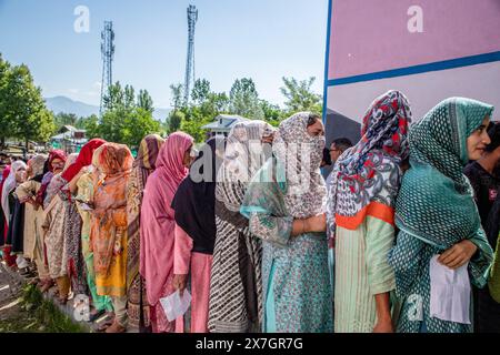 Kupwara, Indien. Mai 2024. Kaschmirs Wähler warten in einer Warteschlange, um ihre Stimmzettel vor einem Wahlhaus abzugeben, während der fünften Phase der indischen Parlamentswahlen in Handwara im nordkaschmirschen Bezirk Kupwara im Wahlkreis Baramulla. Die Parlamentswahlen 2024 in Lok Sabha (Unterhaus des Parlaments) sind die ersten großen Wahlen in Jammu und Kaschmir, seit Neu-Delhi Artikel 370, den besonderen halbautonomen Status der Region, widerrief und 2019 die direkte Kontrolle über die Region übernahm. Quelle: SOPA Images Limited/Alamy Live News Stockfoto