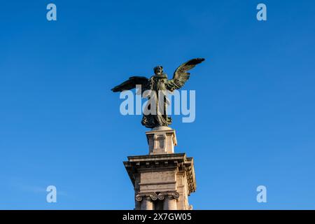 Kolossaler Bronze-geflügelter Sieg auf der Ponte Vittorio Emanuele II, einer Brücke in Rom über den Tiber, die das historische Zentrum mit Rione Borgo verbindet Stockfoto