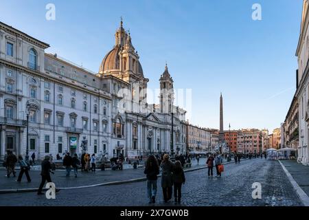 Blick auf die Piazza Navona, eine öffentliche Freifläche in Rom, die an der Stelle des Domitian-Stadions aus dem 1. Jahrhundert n. Chr. errichtet wurde Stockfoto