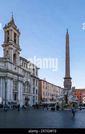 Detail der Piazza Navona, ein öffentlicher Freiraum in Rom, Italien mit dem Obelisco Agonale und im Hintergrund die Kirche Sant'Agnese in Agone Stockfoto