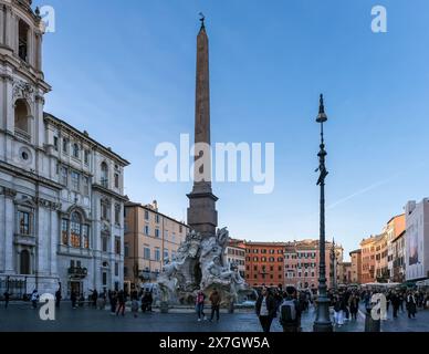 Blick auf die Piazza Navona, ein öffentlicher Freiraum in Rom, der an der Stelle des Domitian-Stadions aus dem 1. Jahrhundert n. Chr. mit dem Obelisco Agonale im Zentrum erbaut wurde Stockfoto