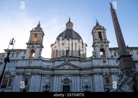 Detail der Piazza Navona, ein öffentlicher Freiraum in Rom, Italien mit dem Obelisco Agonale und im Hintergrund die Kirche Sant'Agnese in Agone Stockfoto