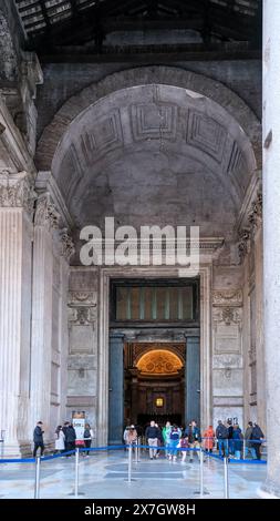 Detail des Pantheons, eines ehemaligen römischen Tempels und seit 609 n. Chr. einer katholischen Kirche (Basilika der Heiligen Maria und der Märtyrer) in Rom, Italien. Stockfoto