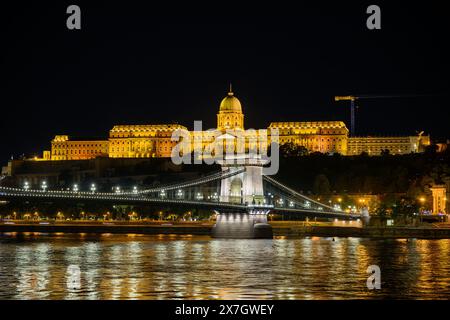 Die beleuchtete Budapester Kettenbrücke und Schloss aus der Ferne bei Nacht, Budapest, Ungarn Stockfoto