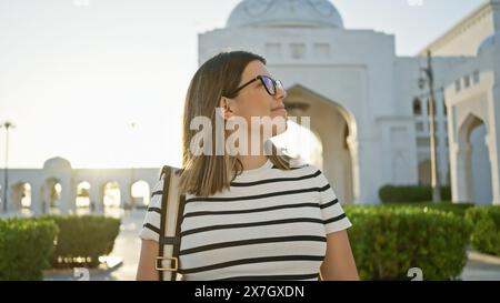 Eine junge brünette Frau erkundet qasr al watan in abu dhabi und verkörpert einen Touristen, der die Kultur der vae genießt. Stockfoto