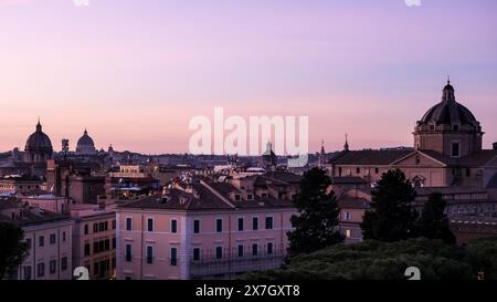 Stadtbild des historischen Zentrums von Rom bei Sonnenuntergang vom Victor Emmanuel II. Nationaldenkmal. Stockfoto