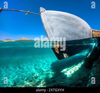 Der berühmte Kanal von Elounda mit den Ruinen der alten Brücke, Kreta, Griechenland. Stockfoto