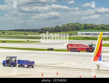 Fahrzeuge auf dem Asphalt bei BWI Stockfoto