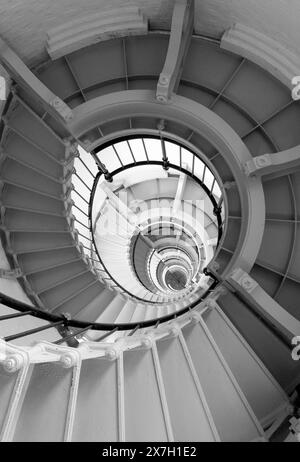 „Aufstieg nach New Heights: Eine faszinierende Wendeltreppe führt zu atemberaubenden Ausblicken auf den historischen Ponce de Leon Inlet Lighthouse.in Florida. Stockfoto