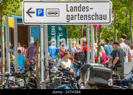 Bayerische Landesgartenschau Kirchheim 2024, Andrang an Pfingsten, Kirchheim bei München, 20. Mai 2024 Deutschland, Kirchheim bei München, Mai 2024, Andrang bei der Bayerischen Landesgartenschau Kirchheim 2024, viele Besucher und Besucherinnen nutzen das schöne Frühlingswetter und fahren am Pfingstmontag zur neu eröffneten Landesgartenschau, Schlange am Eingang, Gartenschau dauert vom 15.05. bis zum 06.10.2024, Wetter, Frühling, Bayern, *** Bayerische Landesgartenschau Kirchheim 2024, Menschenmassen bei Pfingstsonntag, Kirchheim bei München, 20. Mai 2024 Deutschland, Kirchheim bei München, Mai 2024, Menschenmassen beim Ba Stockfoto