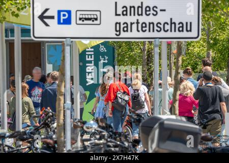 Bayerische Landesgartenschau Kirchheim 2024, Andrang an Pfingsten, Kirchheim bei München, 20. Mai 2024 Deutschland, Kirchheim bei München, Mai 2024, Andrang bei der Bayerischen Landesgartenschau Kirchheim 2024, viele Besucher und Besucherinnen nutzen das schöne Frühlingswetter und fahren am Pfingstmontag zur neu eröffneten Landesgartenschau, Schlange am Eingang, Gartenschau dauert vom 15.05. bis zum 06.10.2024, Wetter, Frühling, Bayern, *** Bayerische Landesgartenschau Kirchheim 2024, Menschenmassen bei Pfingstsonntag, Kirchheim bei München, 20. Mai 2024 Deutschland, Kirchheim bei München, Mai 2024, Menschenmassen beim Ba Stockfoto