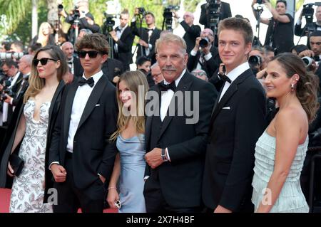 Lily Costner, Hayes Logan Costner, Grace Avery Costner, Kevin Costner, Cayden Wyatt Costner und Annie Costner bei der Premiere des Kinofilms 'Horizon: An American Saga' auf dem Festival de Cannes 2024 / 77. Internationale Filmfestspiele von Cannes im Palais des Festivals. Cannes, 19.05.2024 Stockfoto