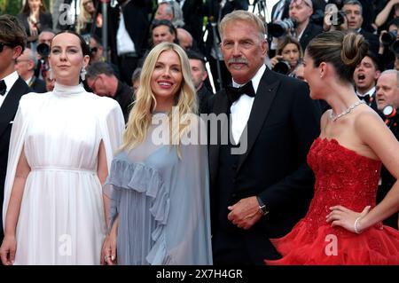 Jena Malone, Sienna Miller Kevin Costner und Isabelle Fuhrman bei der Premiere des Kinofilms 'Horizon: An American Saga' auf dem Festival de Cannes 2024 / 77. Internationale Filmfestspiele von Cannes im Palais des Festivals. Cannes, 19.05.2024 Stockfoto