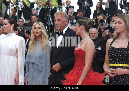 Jena Malone, Sienna Miller Kevin Costner, Isabelle Fuhrman und Georgia MacPhail bei der Premiere des Kinofilms 'Horizon: An American Saga' auf dem Festival de Cannes 2024 / 77. Internationale Filmfestspiele von Cannes im Palais des Festivals. Cannes, 19.05.2024 Stockfoto