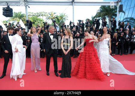 Hayes Costner, Jena Malone, Abbey Lee Kershaw, Kevin Costner, Georgia MacPhail, Isabelle Fuhrman, Ella Hunt und Wasé Chief bei der Premiere des Kinofilms 'Horizon: an American Saga' auf dem Festival de Cannes 2024 / 77. Internationale Filmfestspiele von Cannes im Palais des Festivals. Cannes, 19.05.2024 Stockfoto